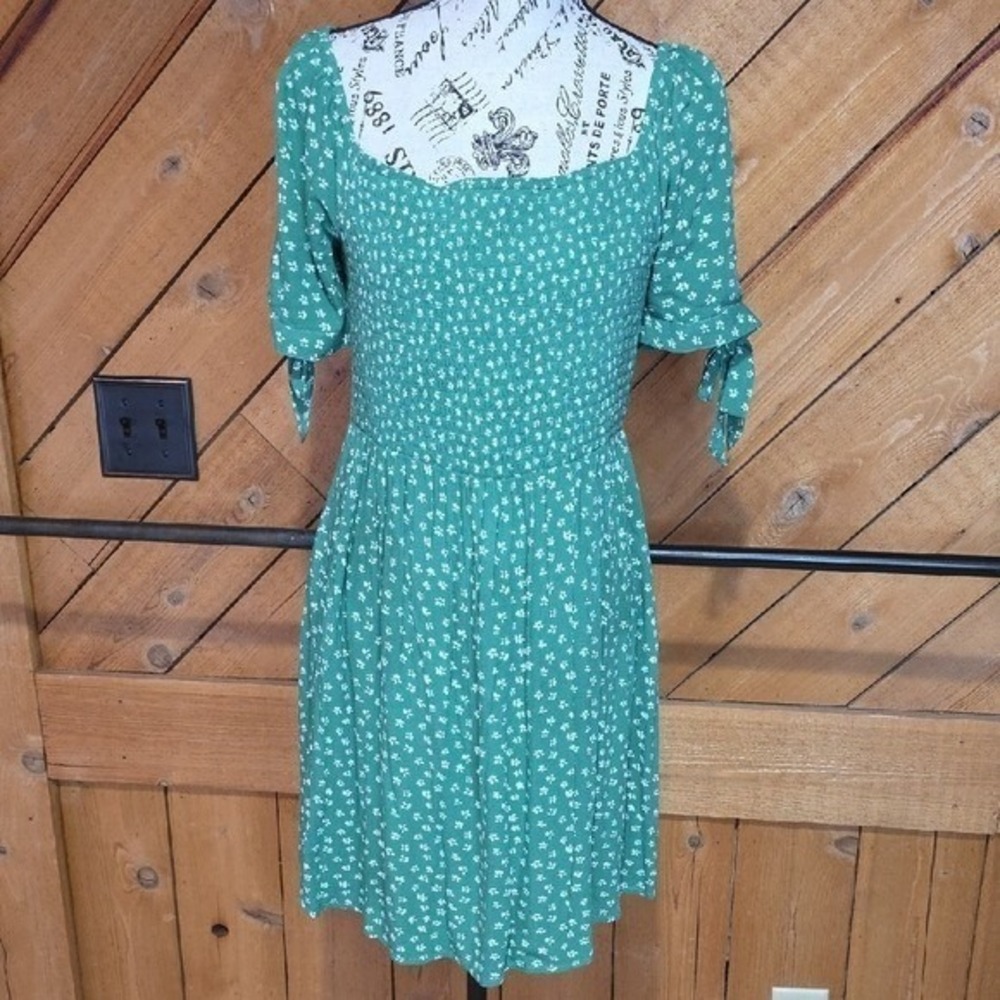 American Eagle Green Floral Smocked Mini Dress Short Sleeve Tie Detail‎ Medium